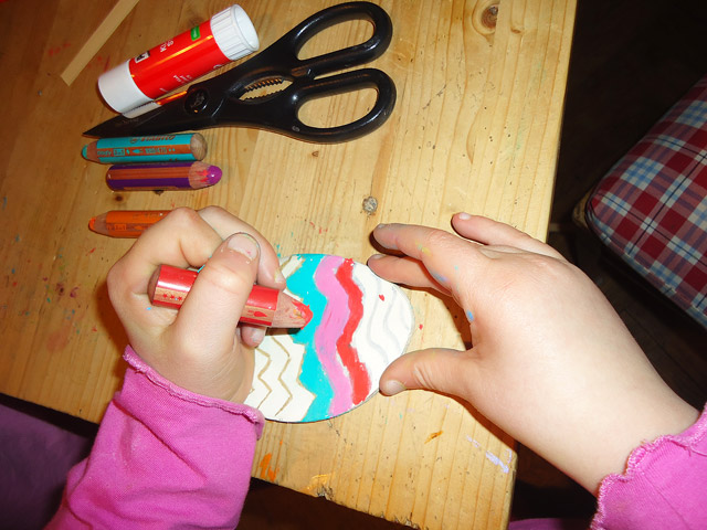 Osterei anmalen - Spaß für Kinder, vor allem, wenn es nicht sofort kaputt geht