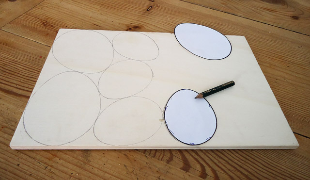 Ostereier auf Holz zeichne (mit Schablone) Ostereier auf Holz zeichne (mit Schablone)