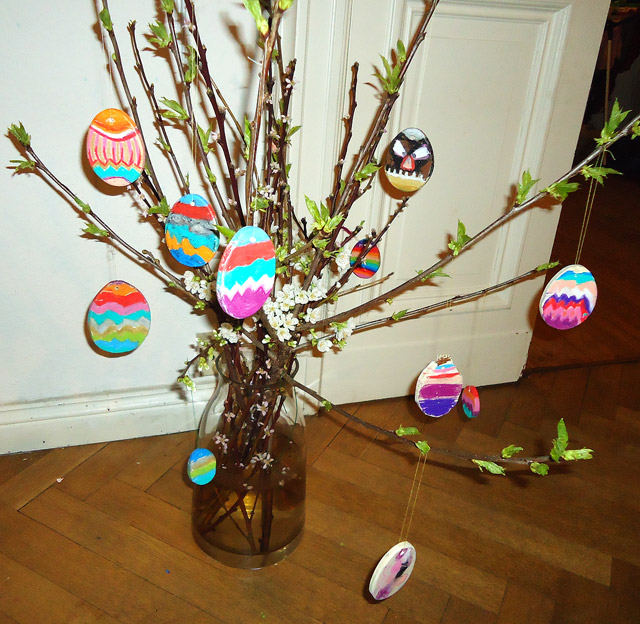Osterstrauß mit bunten Ostereiern Osterstrauß mit bunten Ostereiern